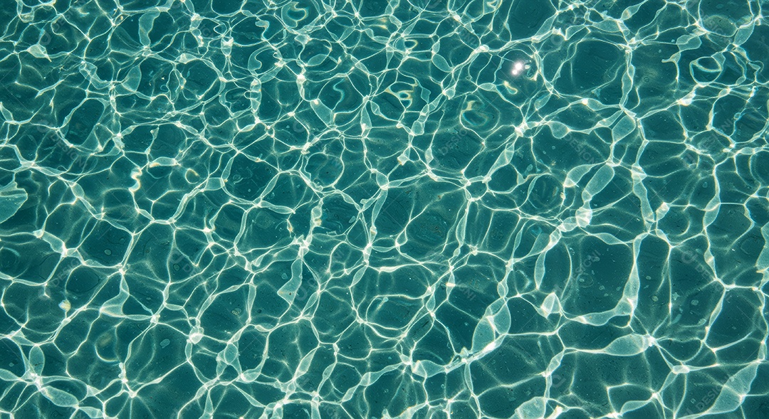 Textura de superfície da água de uma piscina com o sol refletindo e criando um padrão de ondas e reflexos.