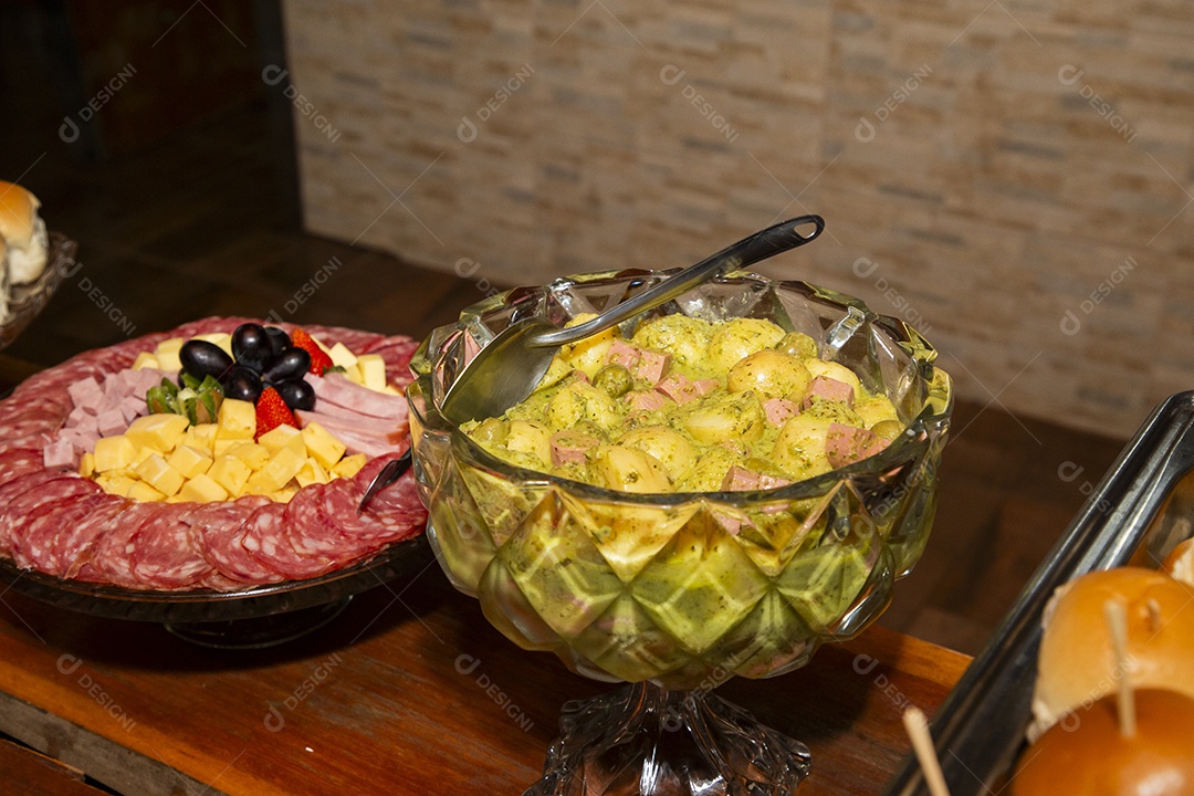 Banquete saboroso em uma mesa de madeira em uma festa