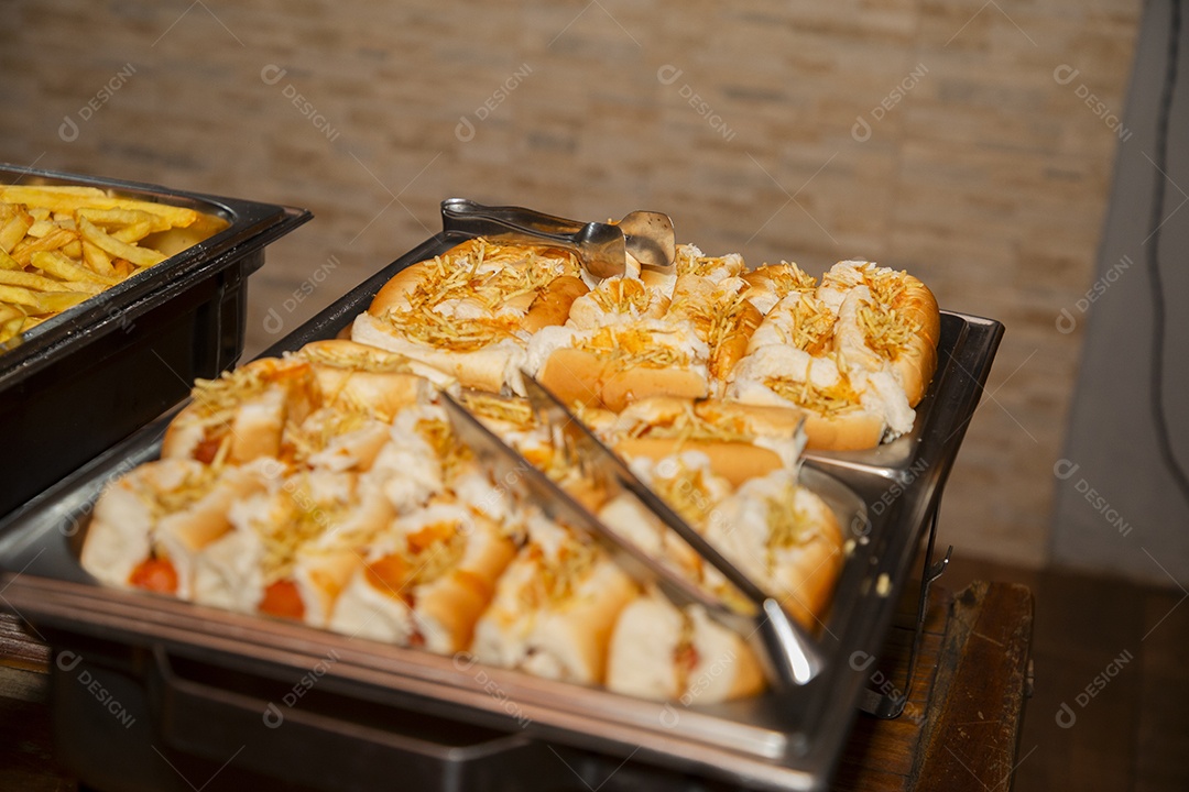 Banquete saboroso em uma mesa de madeira em uma festa