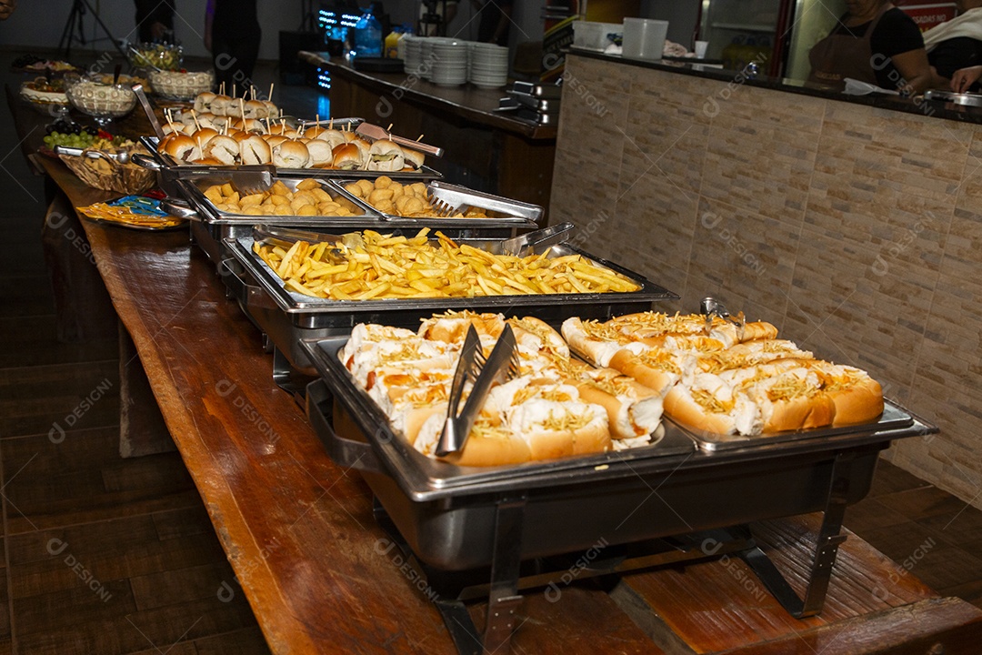 Banquete saboroso em uma mesa de madeira em uma festa