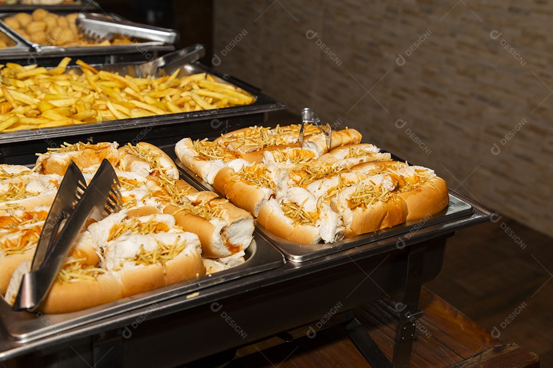 Banquete saboroso em uma mesa de madeira em uma festa
