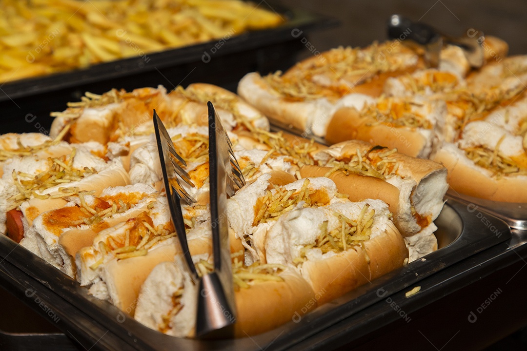Banquete saboroso em uma mesa de madeira em uma festa