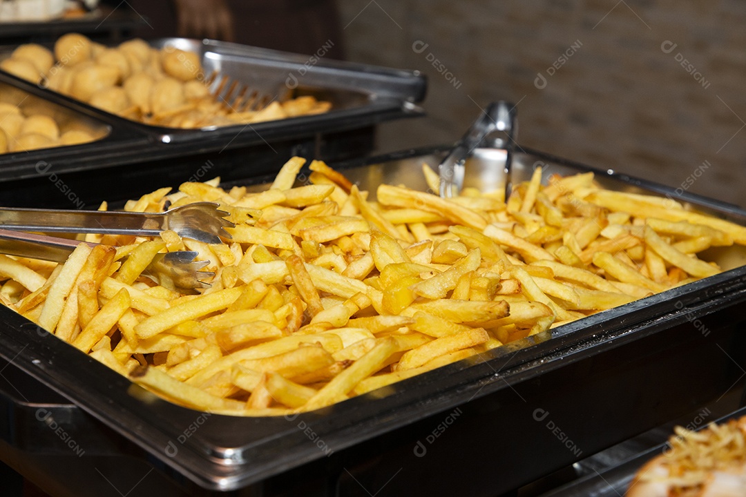 Banquete saboroso em uma mesa de madeira em uma festa