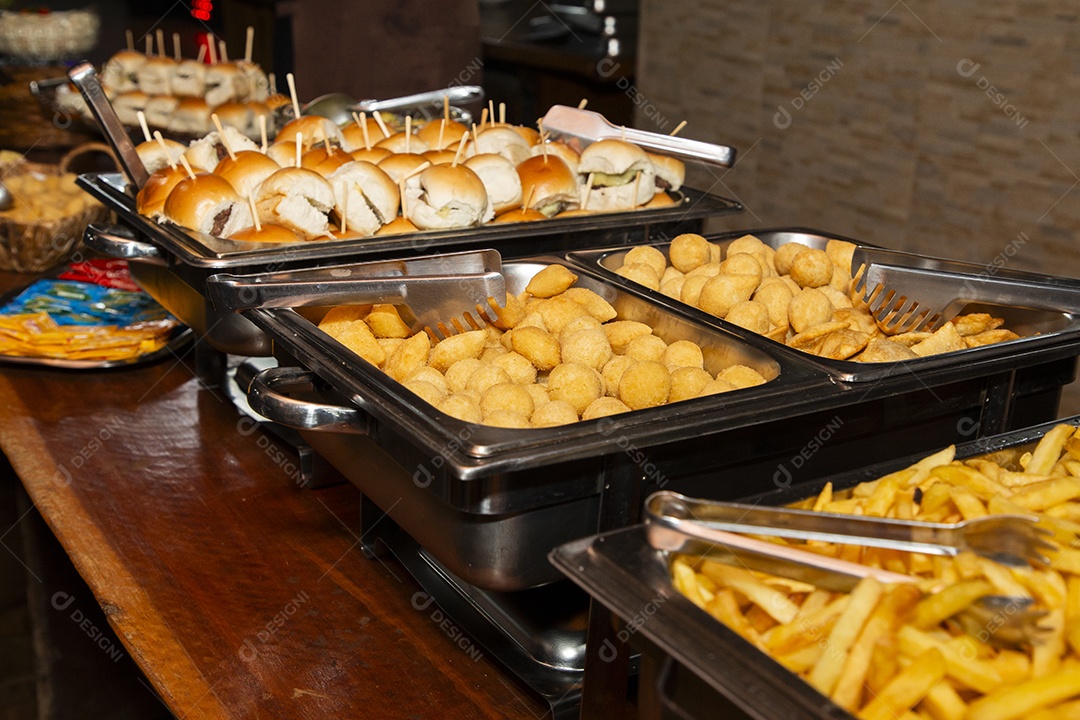 Banquete saboroso em uma mesa de madeira em uma festa