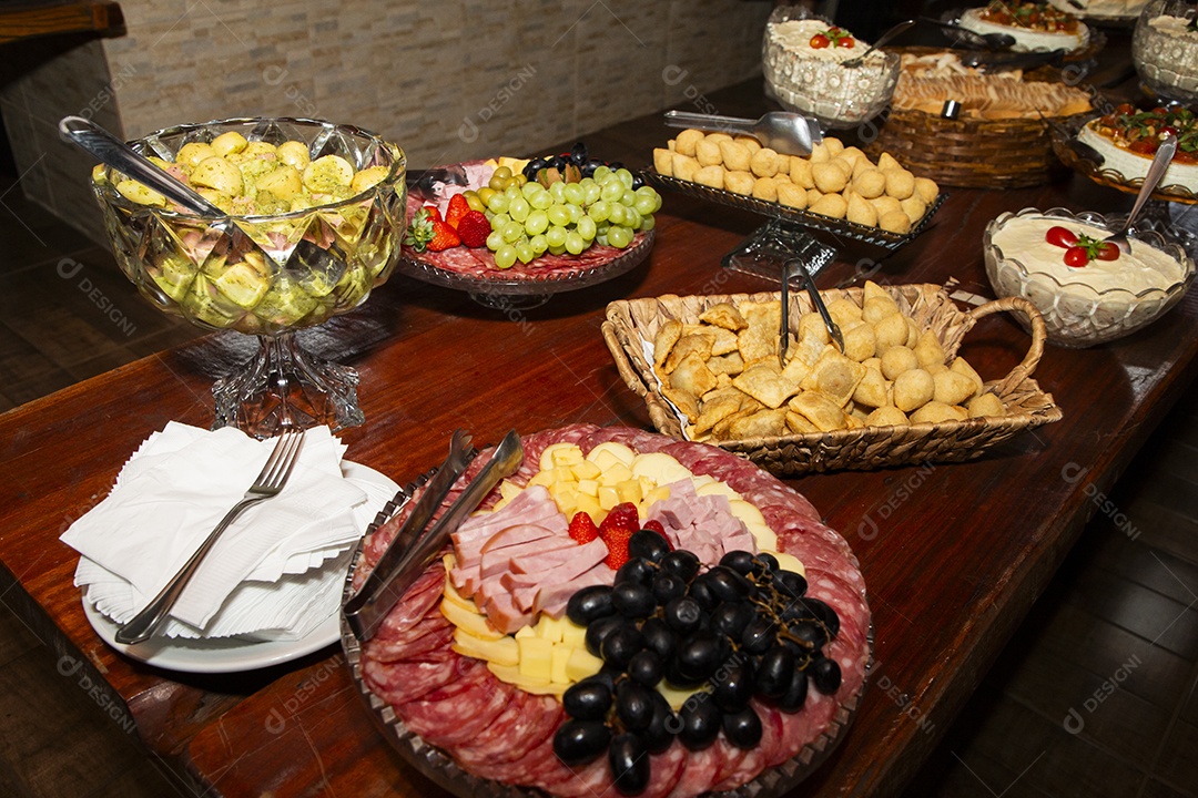 Banquete saboroso em uma mesa de madeira em uma festa