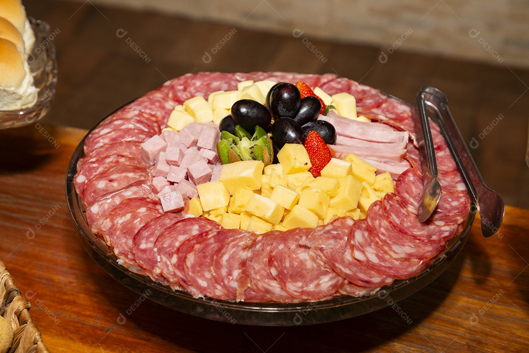 Banquete saboroso em uma mesa de madeira em uma festa