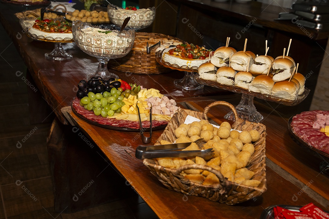 Banquete saboroso em uma mesa de madeira em uma festa