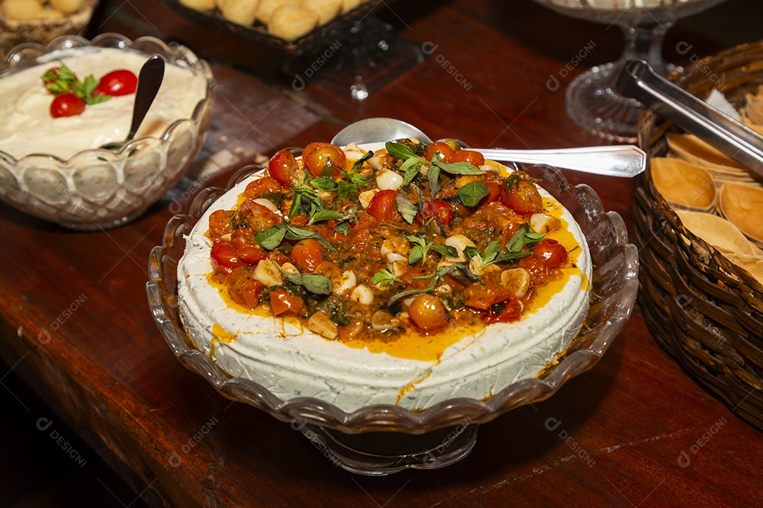Banquete saboroso em uma mesa de madeira em uma festa