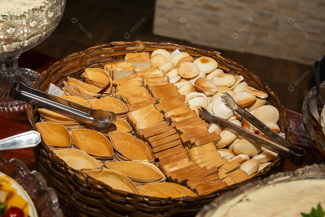 Banquete saboroso em uma mesa de madeira em uma festa