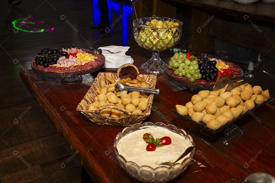 Banquete saboroso em uma mesa de madeira em uma festa