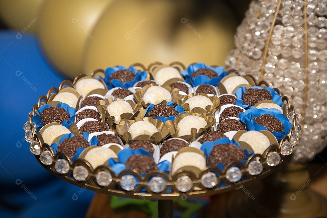 Banquete saboroso em uma mesa de madeira em uma festa