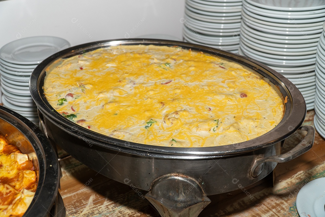 Banquete saboroso em uma mesa de madeira em uma festa