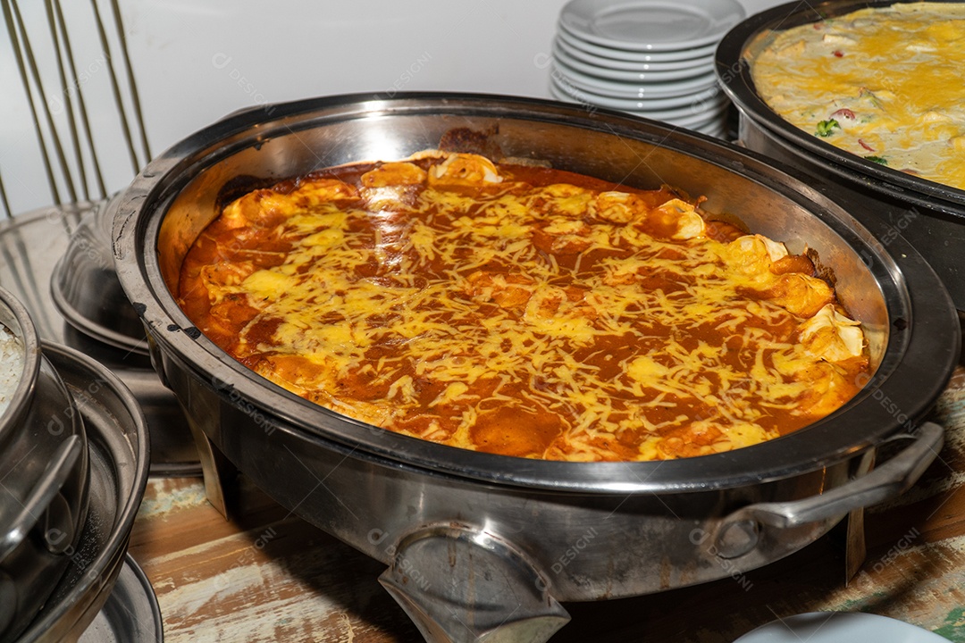 Banquete saboroso em uma mesa de madeira em uma festa