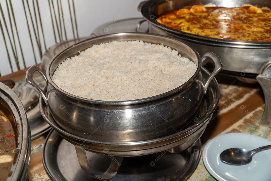 Banquete saboroso em uma mesa de madeira em uma festa