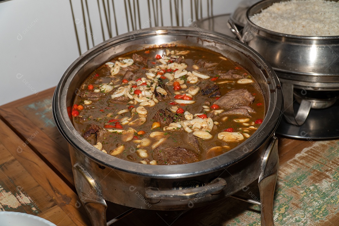 Banquete saboroso em uma mesa de madeira em uma festa
