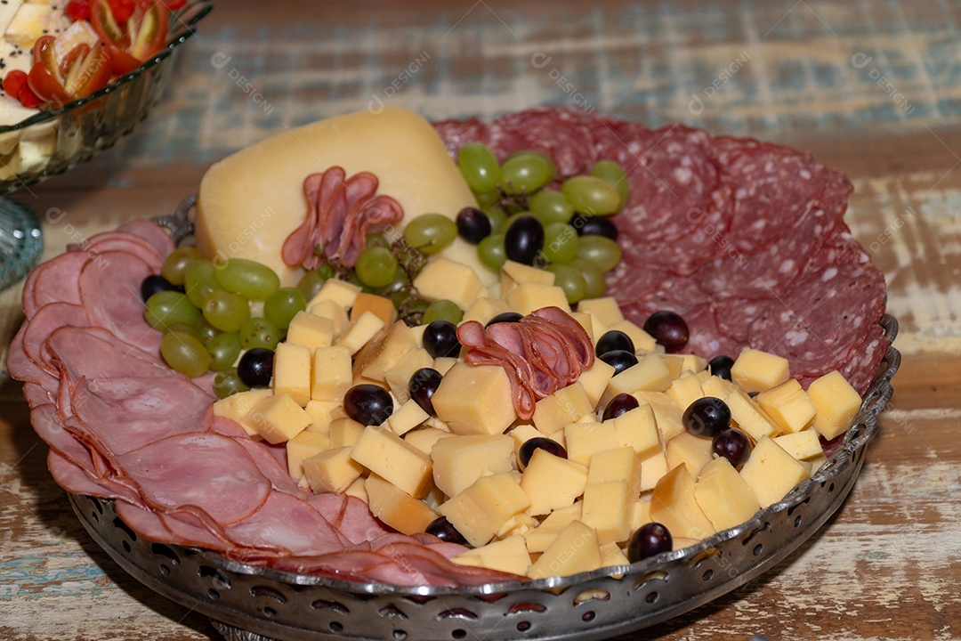 Banquete saboroso em uma mesa de madeira em uma festa