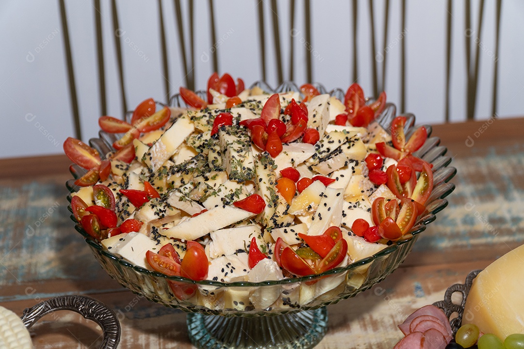 Banquete saboroso em uma mesa de madeira em uma festa