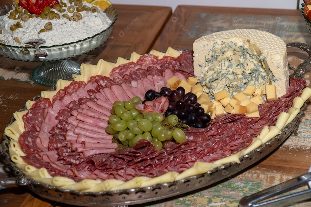 Banquete saboroso em uma mesa de madeira em uma festa