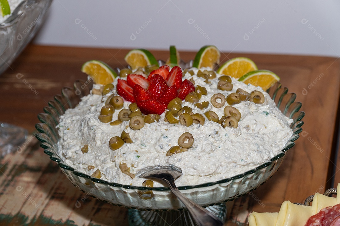 Banquete saboroso em uma mesa de madeira em uma festa