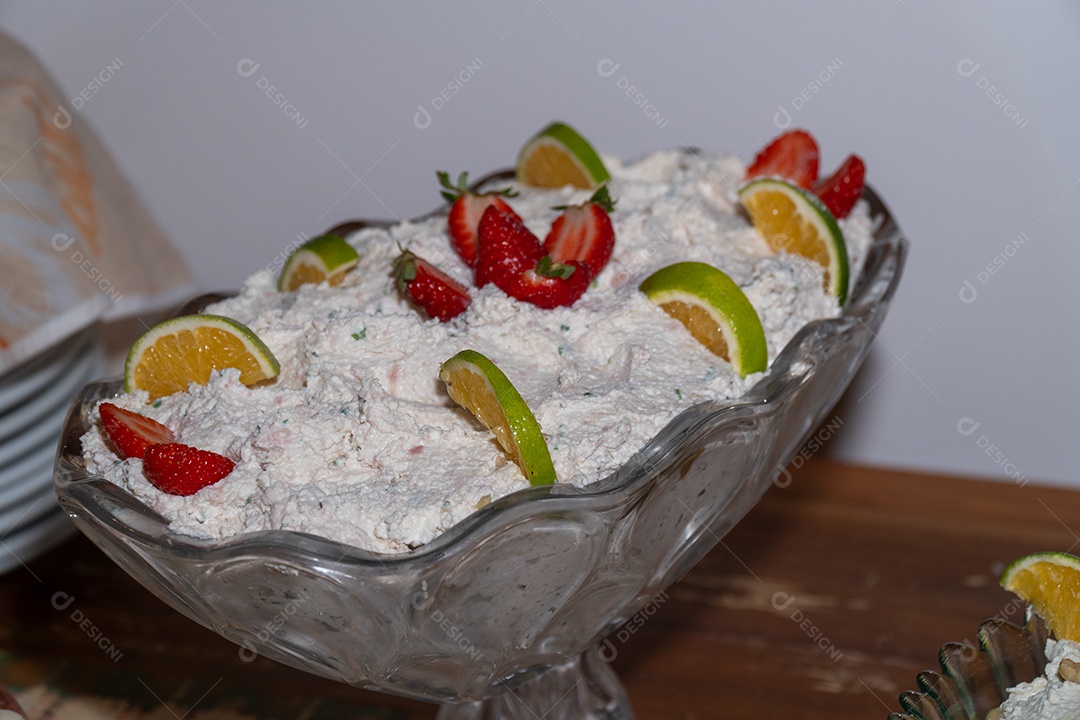Banquete saboroso em uma mesa de madeira em uma festa