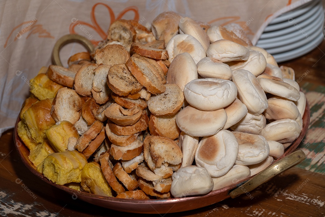 Banquete saboroso em uma mesa de madeira em uma festa
