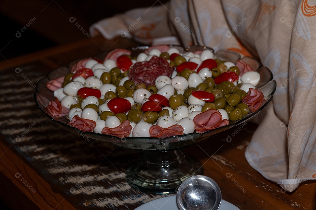 Banquete saboroso em uma mesa de madeira em uma festa