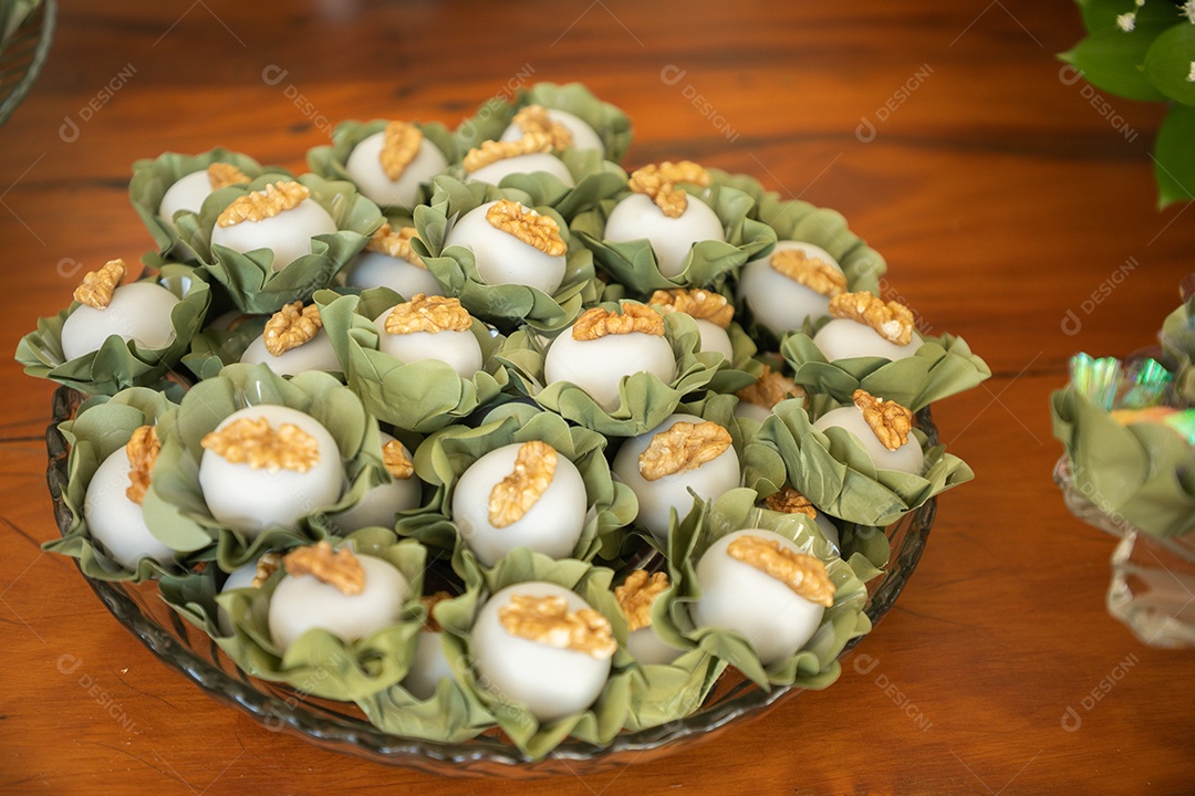 Banquete saboroso em uma mesa de madeira em uma festa