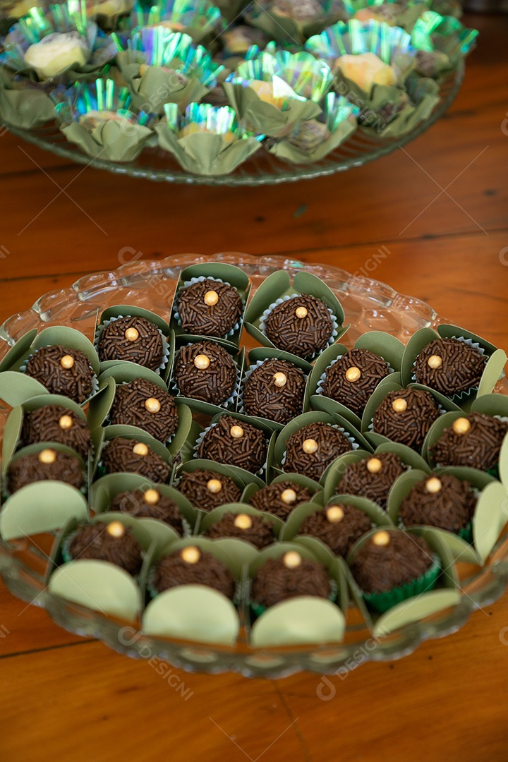 Banquete saboroso em uma mesa de madeira em uma festa