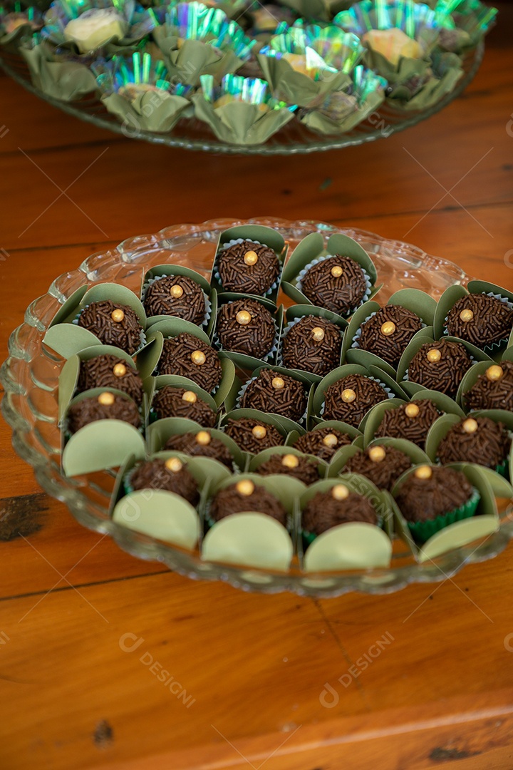 Banquete saboroso em uma mesa de madeira em uma festa