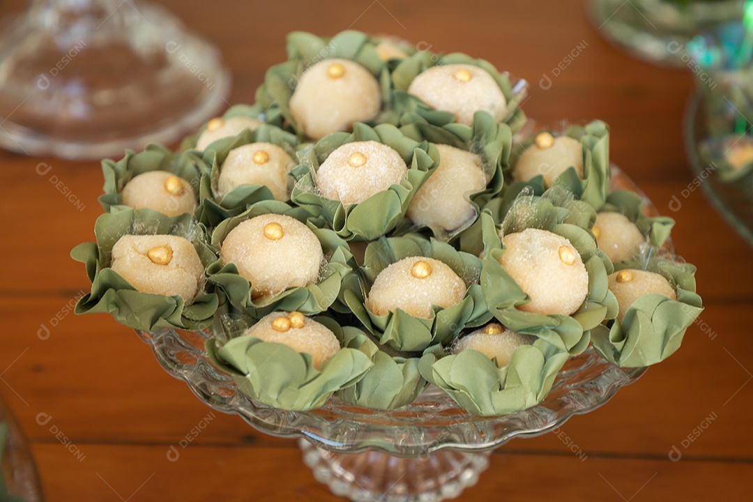 Banquete saboroso em uma mesa de madeira em uma festa