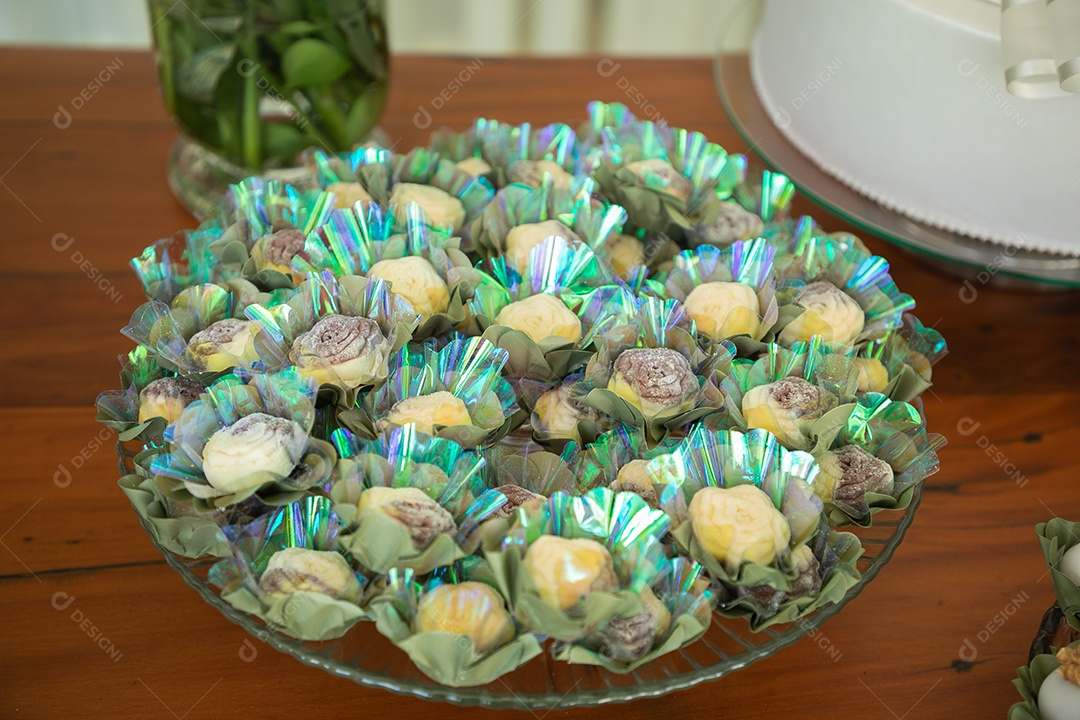Banquete saboroso em uma mesa de madeira em uma festa