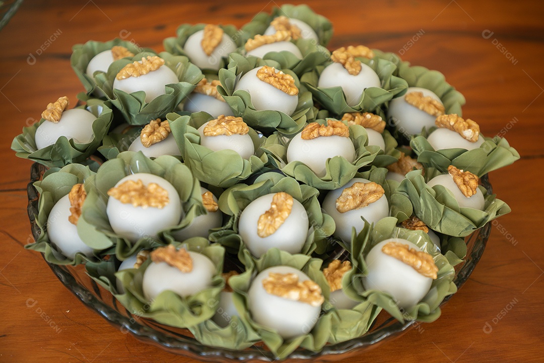 Banquete saboroso em uma mesa de madeira em uma festa
