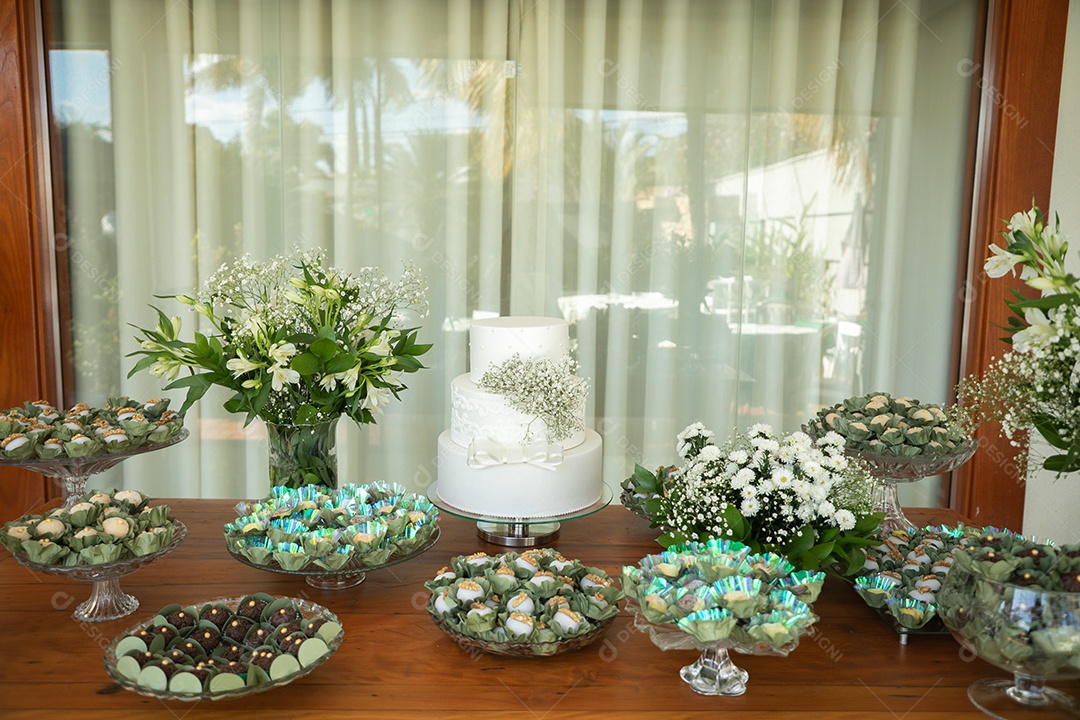 Banquete saboroso em uma mesa de madeira em uma festa