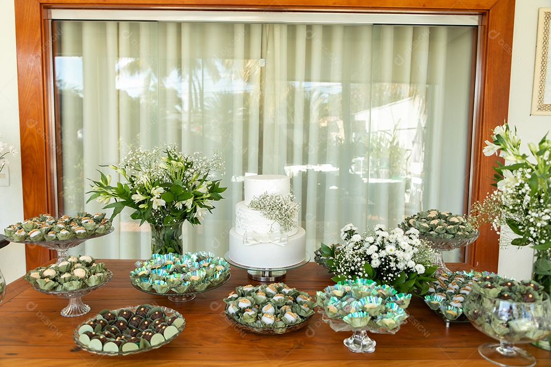 Banquete saboroso em uma mesa de madeira em uma festa
