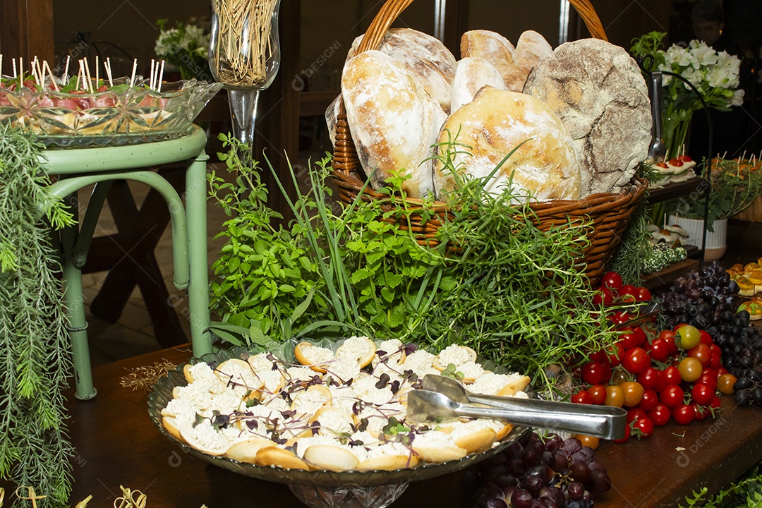 Banquete saboroso em uma mesa de madeira em uma festa