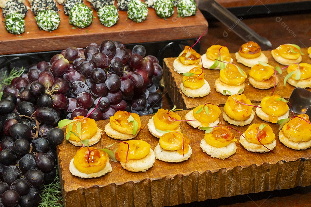 Banquete saboroso em uma mesa de madeira em uma festa