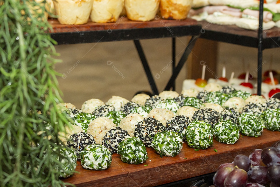 Banquete saboroso em uma mesa de madeira em uma festa
