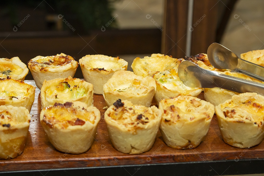 Banquete saboroso em uma mesa de madeira em uma festa