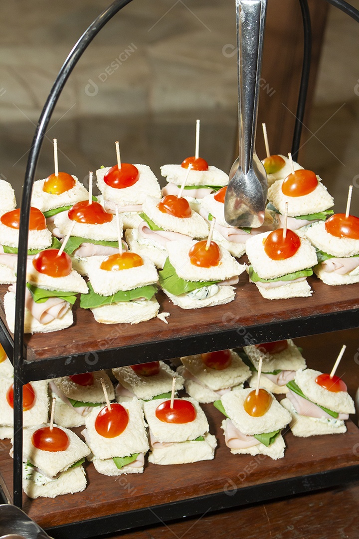 Banquete saboroso em uma mesa de madeira em uma festa