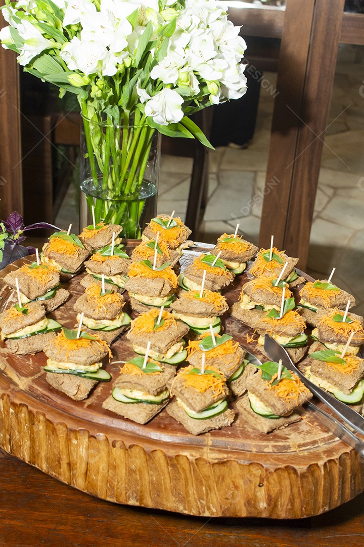 Banquete saboroso em uma mesa de madeira em uma festa
