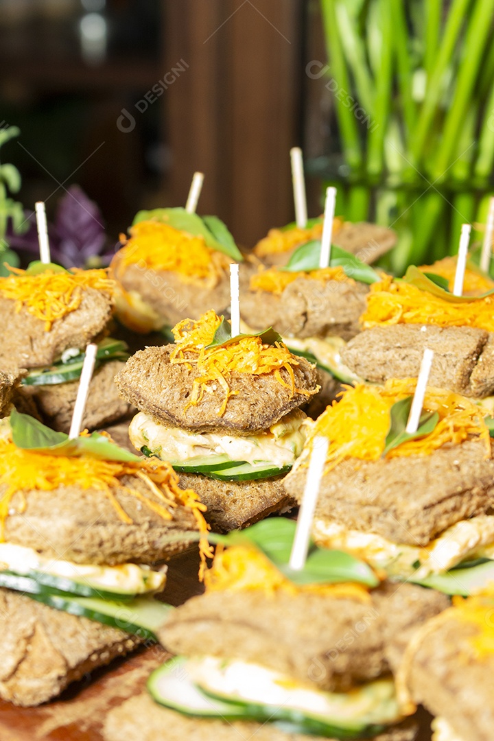Banquete saboroso em uma mesa de madeira em uma festa