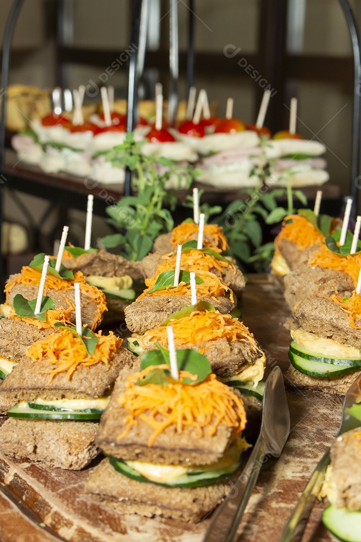 Banquete saboroso em uma mesa de madeira em uma festa