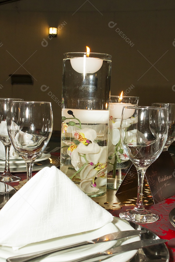 Banquete saboroso em uma mesa de madeira em uma festa