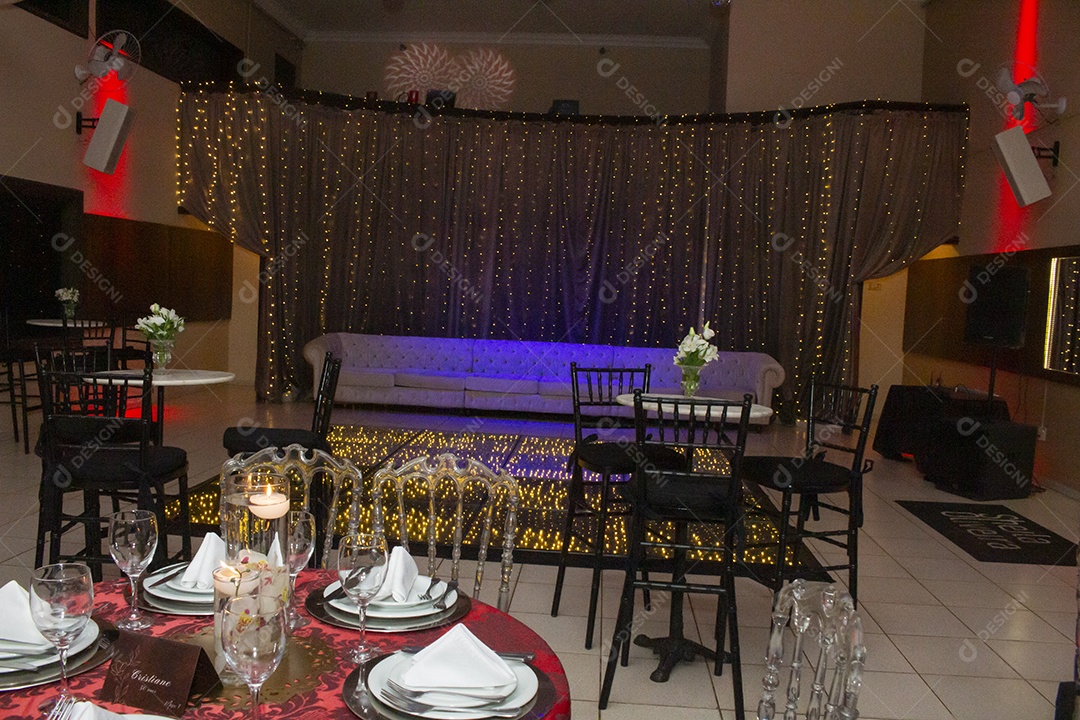 Banquete saboroso em uma mesa de madeira em uma festa