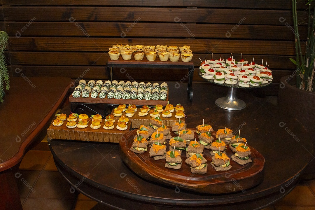 Banquete saboroso em uma mesa de madeira em uma festa
