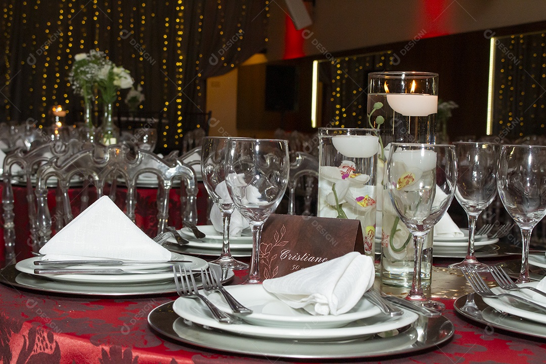 Banquete saboroso em uma mesa de madeira em uma festa