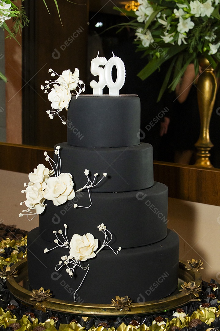 Banquete saboroso em uma mesa de madeira em uma festa
