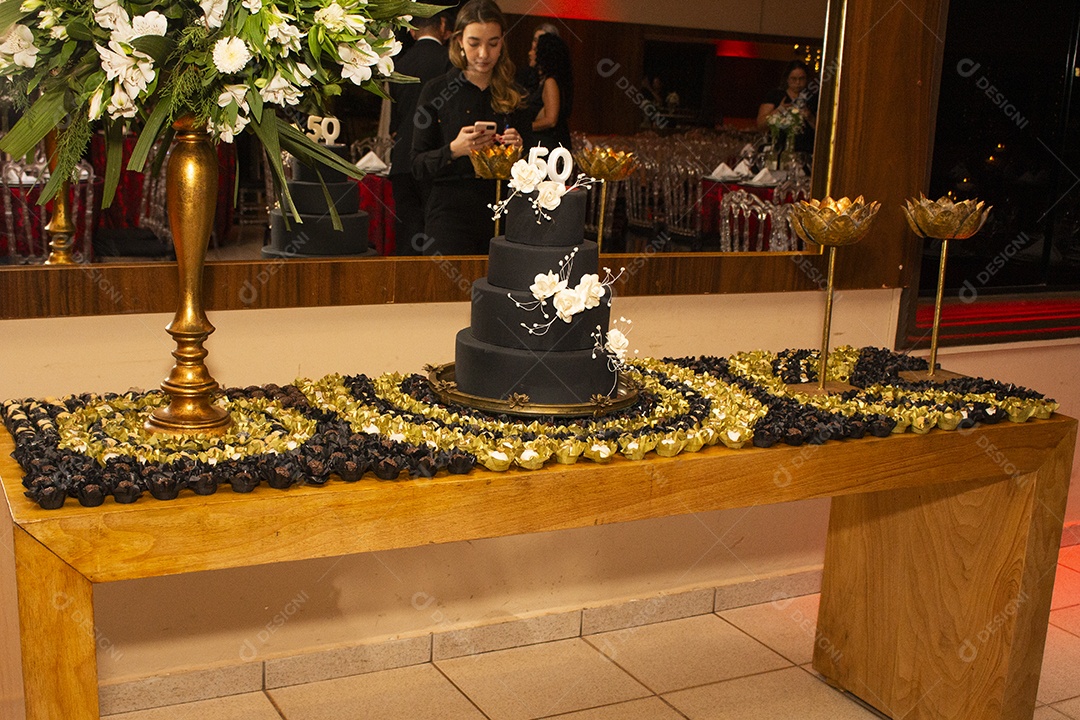 Banquete saboroso em uma mesa de madeira em uma festa