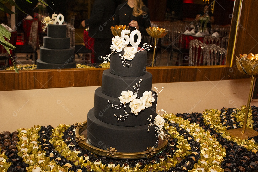 Banquete saboroso em uma mesa de madeira em uma festa