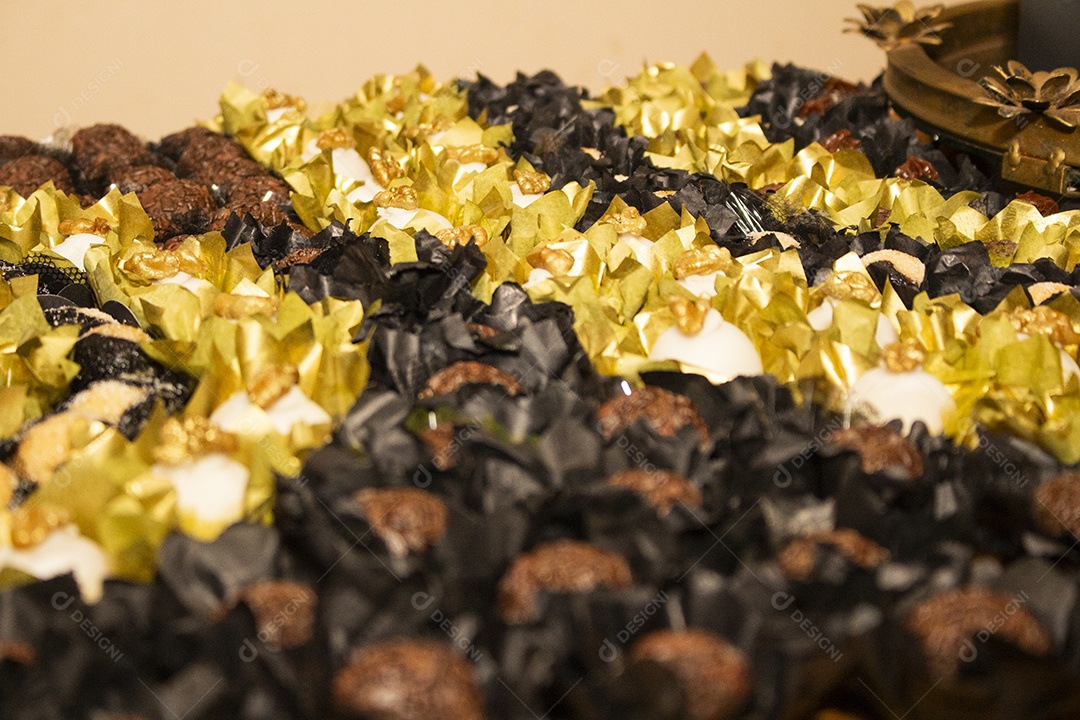 Banquete saboroso em uma mesa de madeira em uma festa